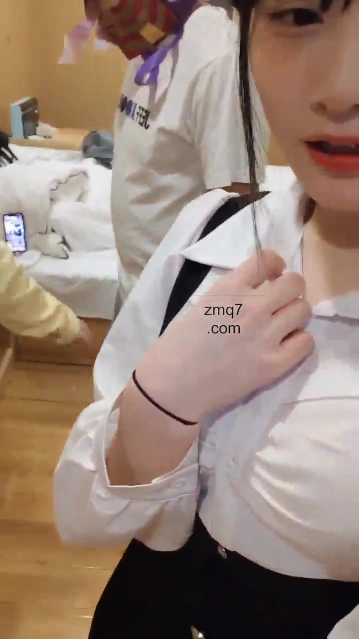 软软 两个萝莉女王玩一个贱货