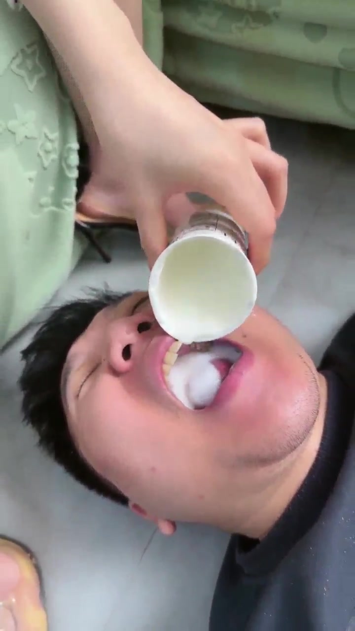 艾莉 下班回家喂食贱奴