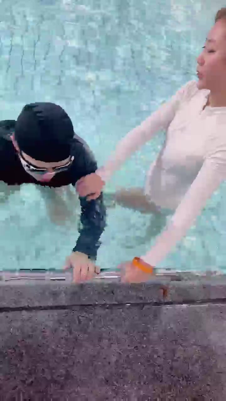 二宝 泳池旁玩奴