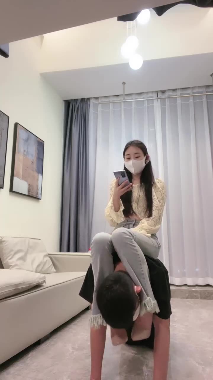 梵一 大学生女王 首秀