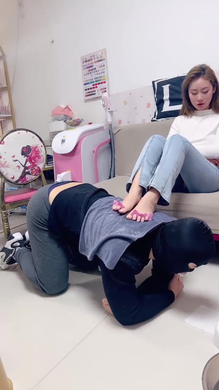 二宝 美甲师上门服务 家奴在一旁伺候