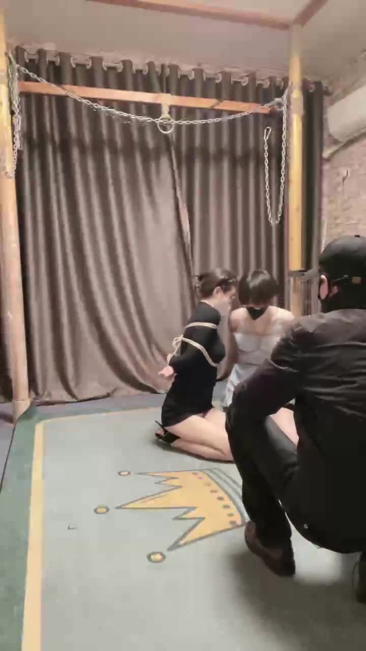 女巫大人 剧情 制服两个女贼