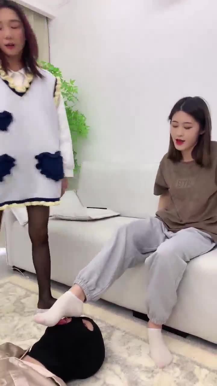 术术 两个漂亮女主人玩家奴