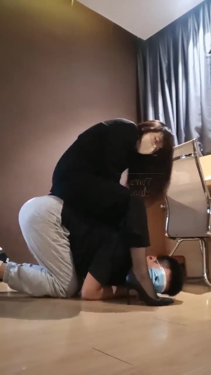 梵高 被少妇踩着玩