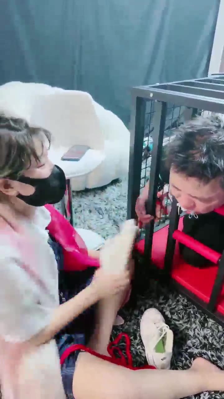 馨妍 笼子训练家奴