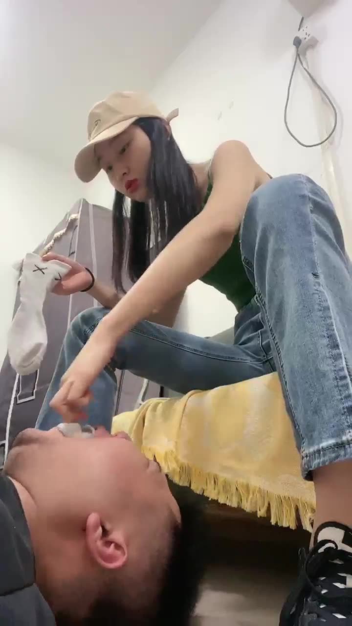艾莉 快递小哥变成舔脚的狗