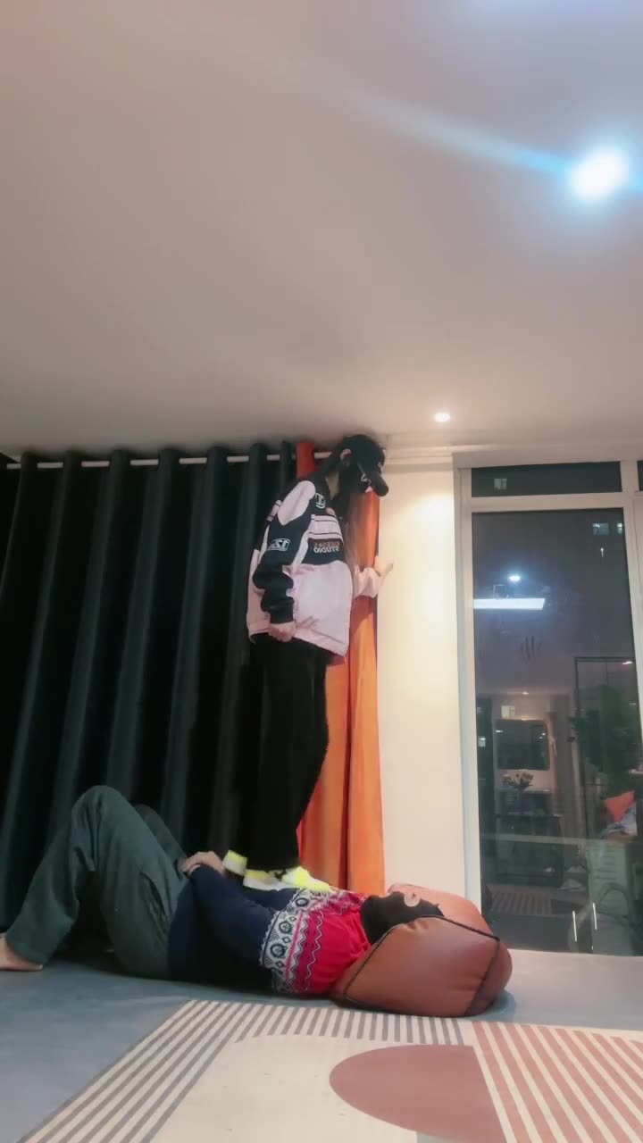 猫神大人 女神穿着耐克鞋 踩踏