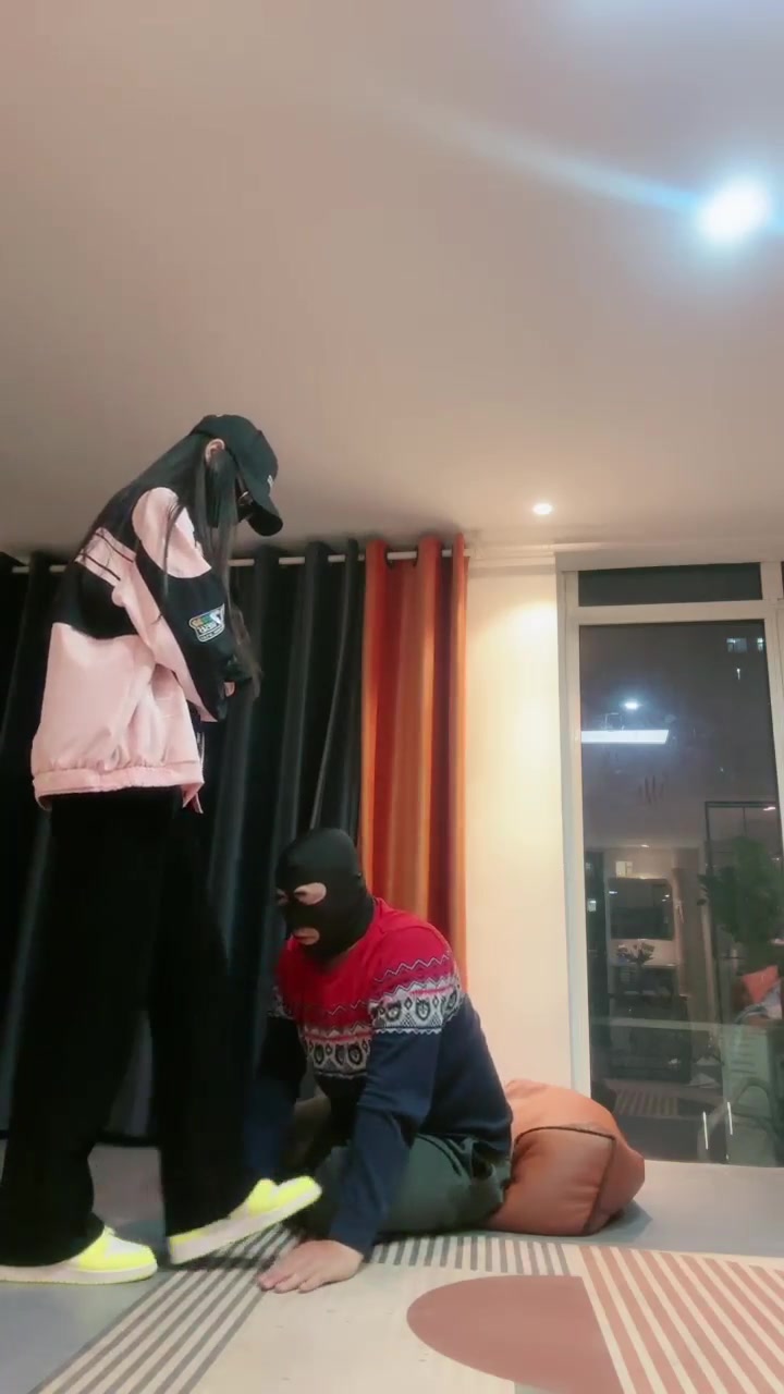 猫神大人 女神穿着耐克鞋 踩踏