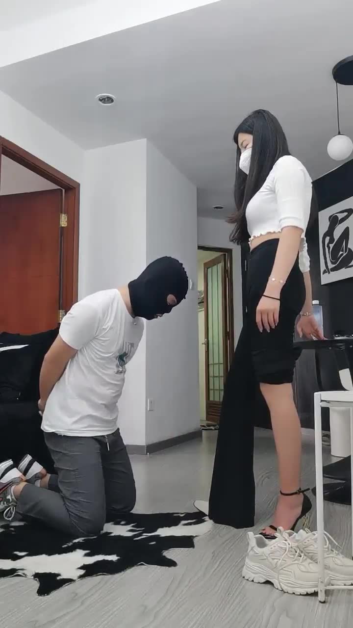 梓晨 狂踹肚子