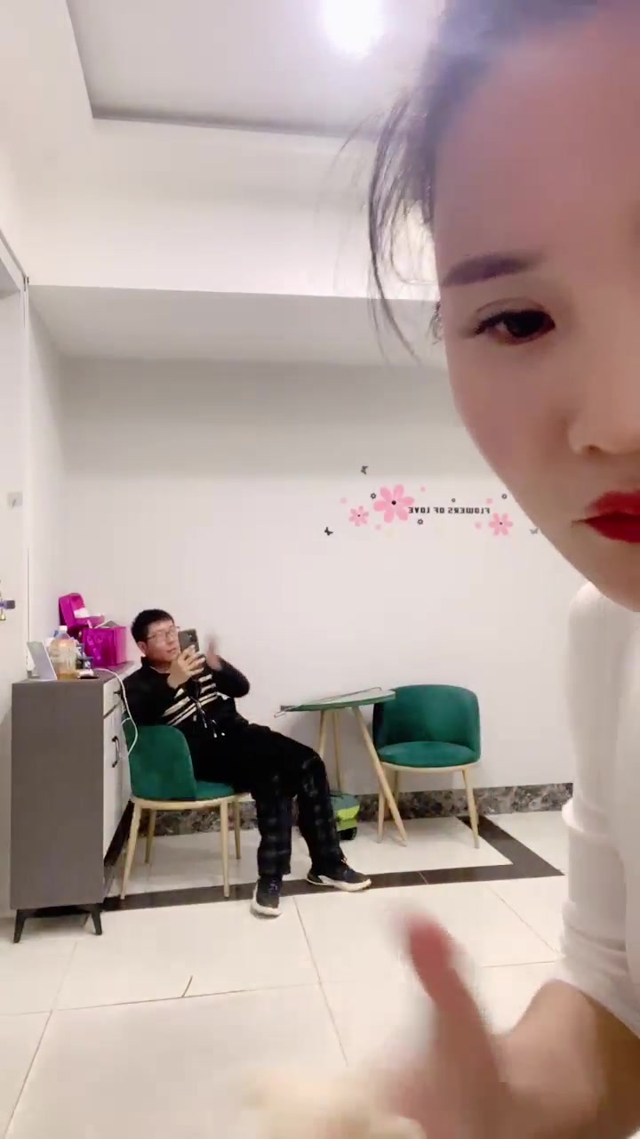 孤傲女帝 爆揍不知天高地厚的M