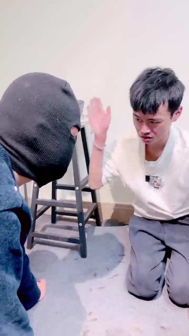 语阳 和闺蜜约会 男奴伺候打牌