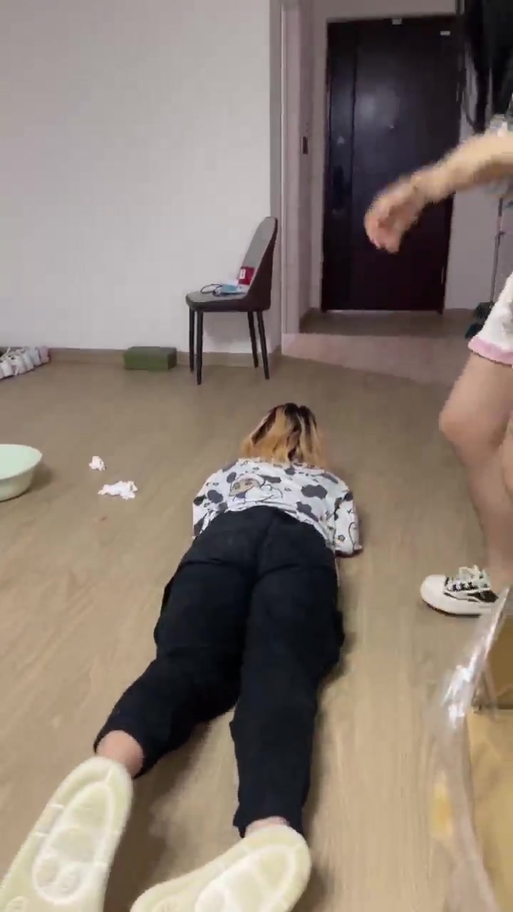 全国最贱 舍友在家无聊 羞辱我玩