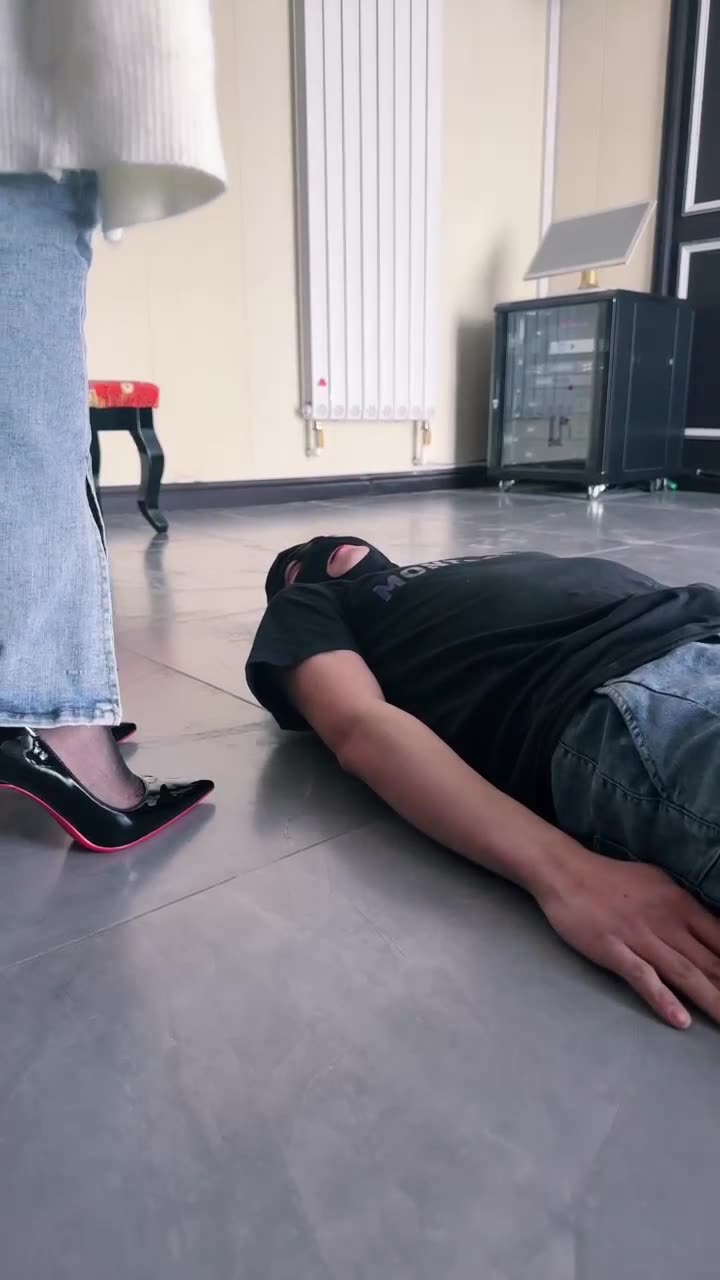 宸宸 双主踩踏 人肉地毯