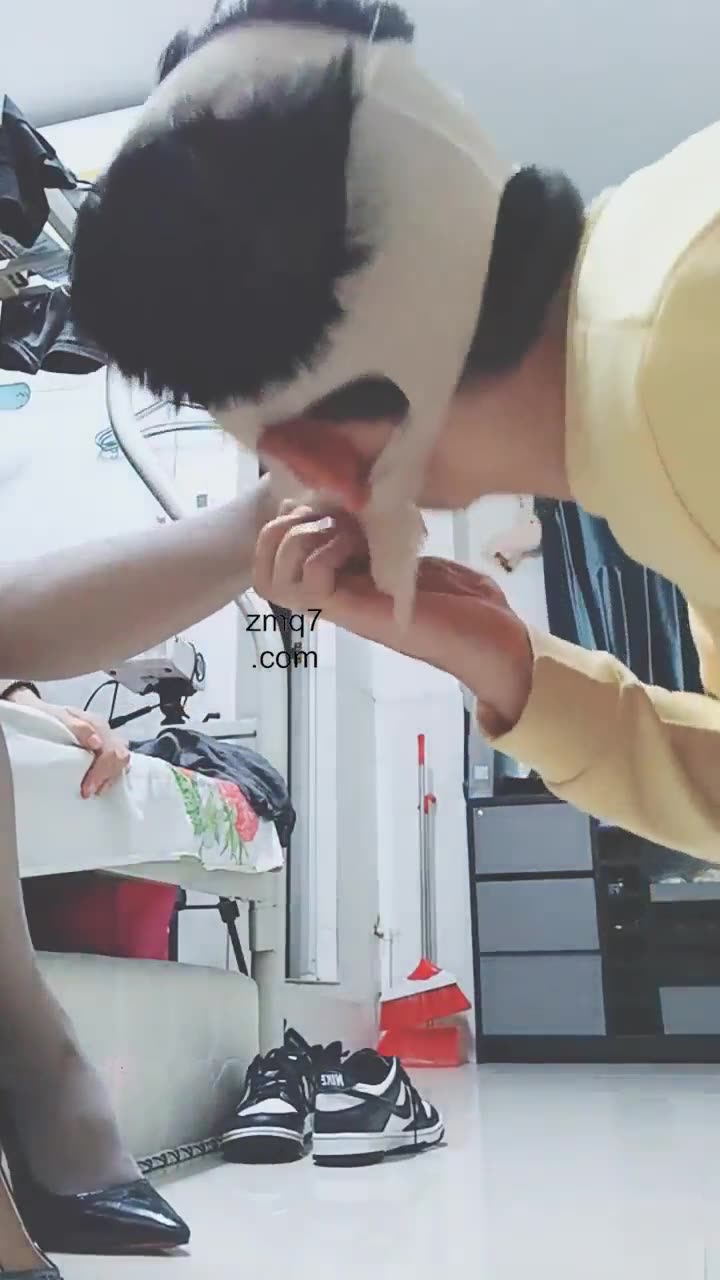美娜格格 这个脚奴 舔的还可以