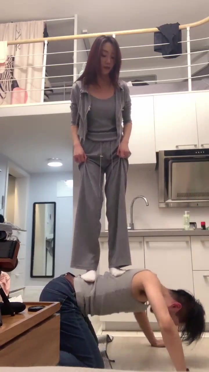 术术 踢裆 踩踏