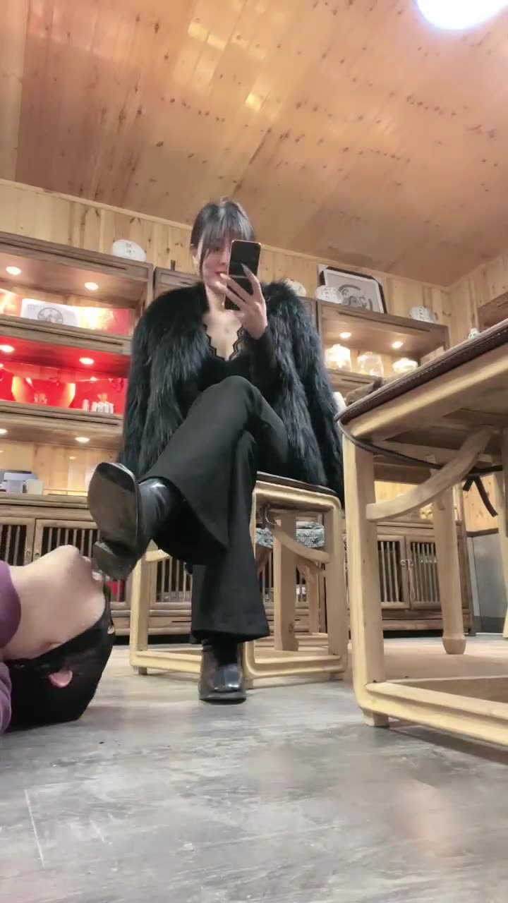 沅芷 男奴充当女主人的鞋底泥巴清理器