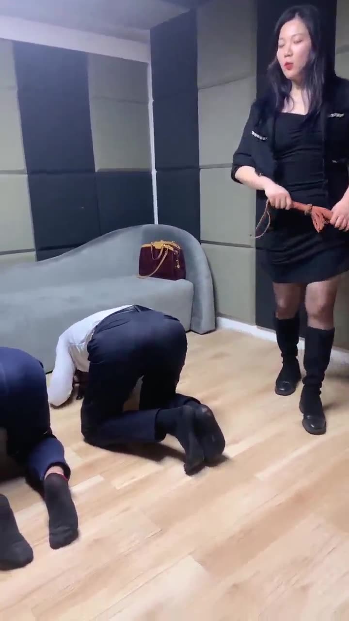coco大大 两个贱货 轮流被调教