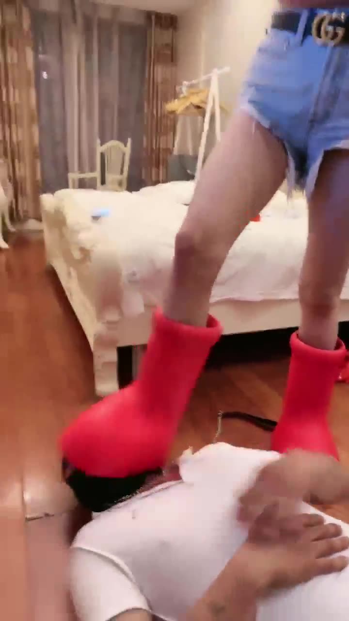 暴力美学 巨鞋 踩踏