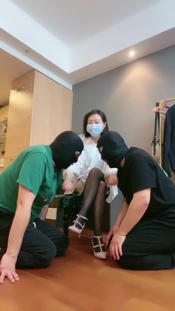 Q月 调教两个奴才