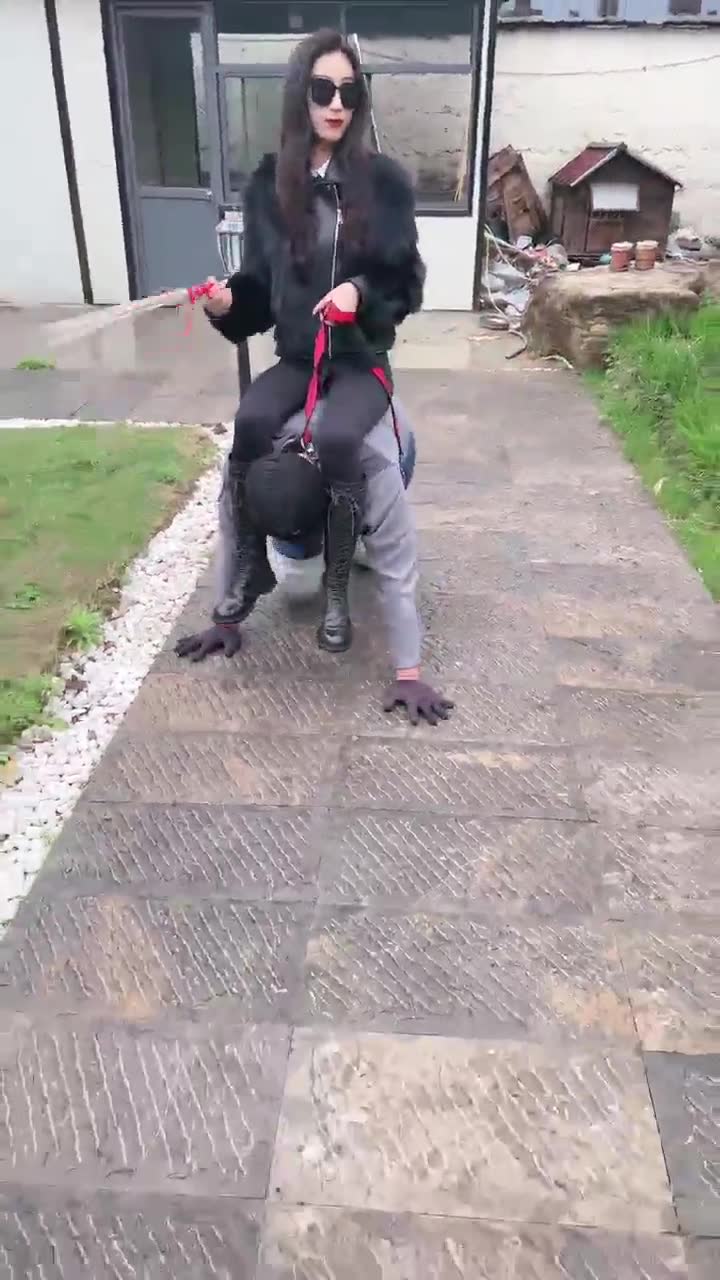 沅芷 雨天户外骑马