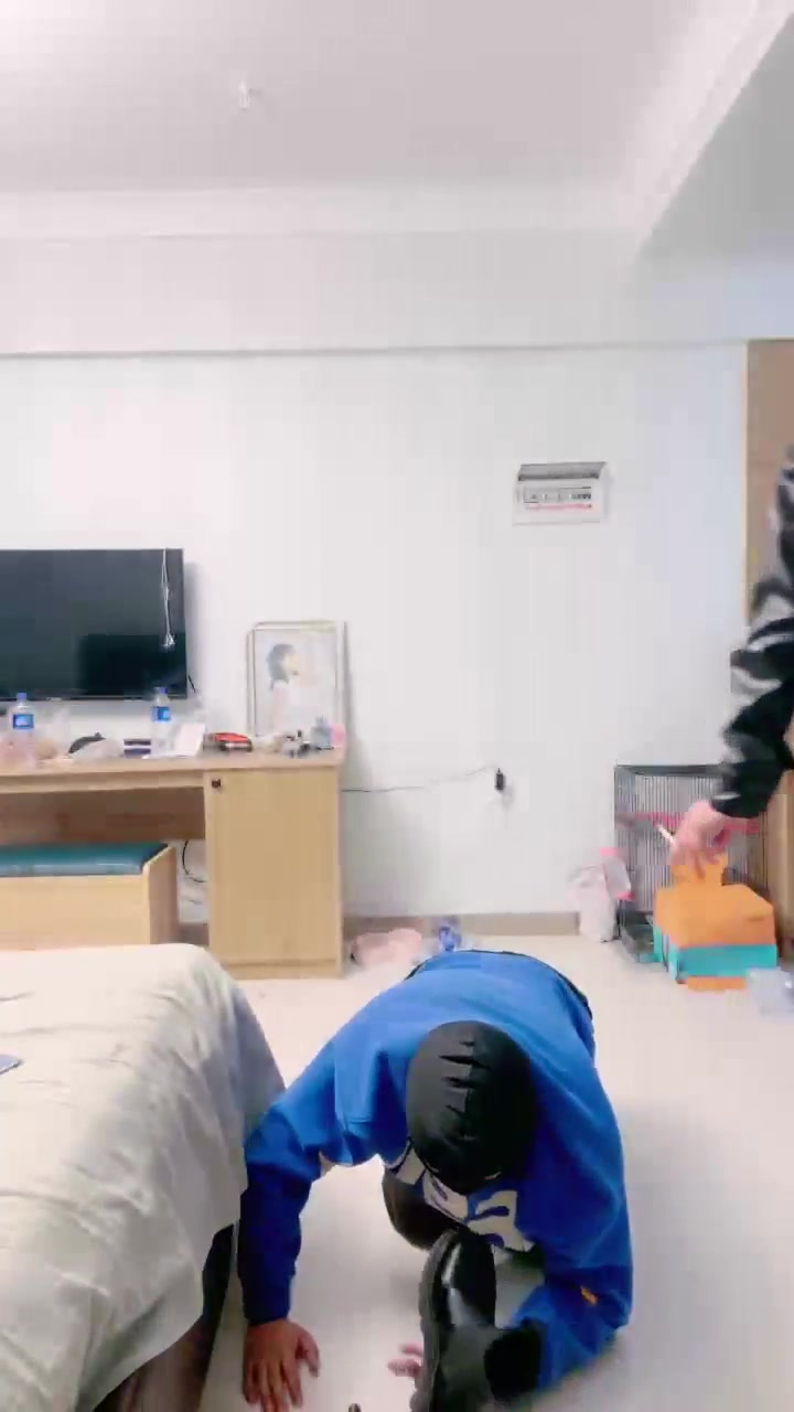 兔兔大人 喝多后暴力踢裆