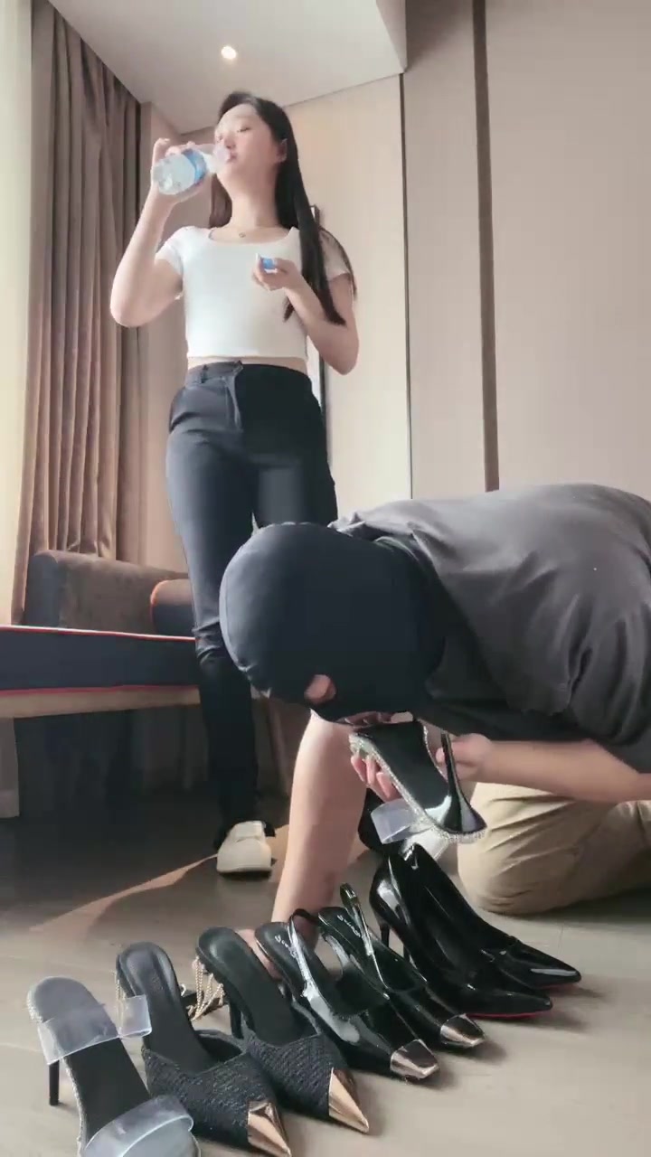 赵丽颖 清理主人的高跟鞋