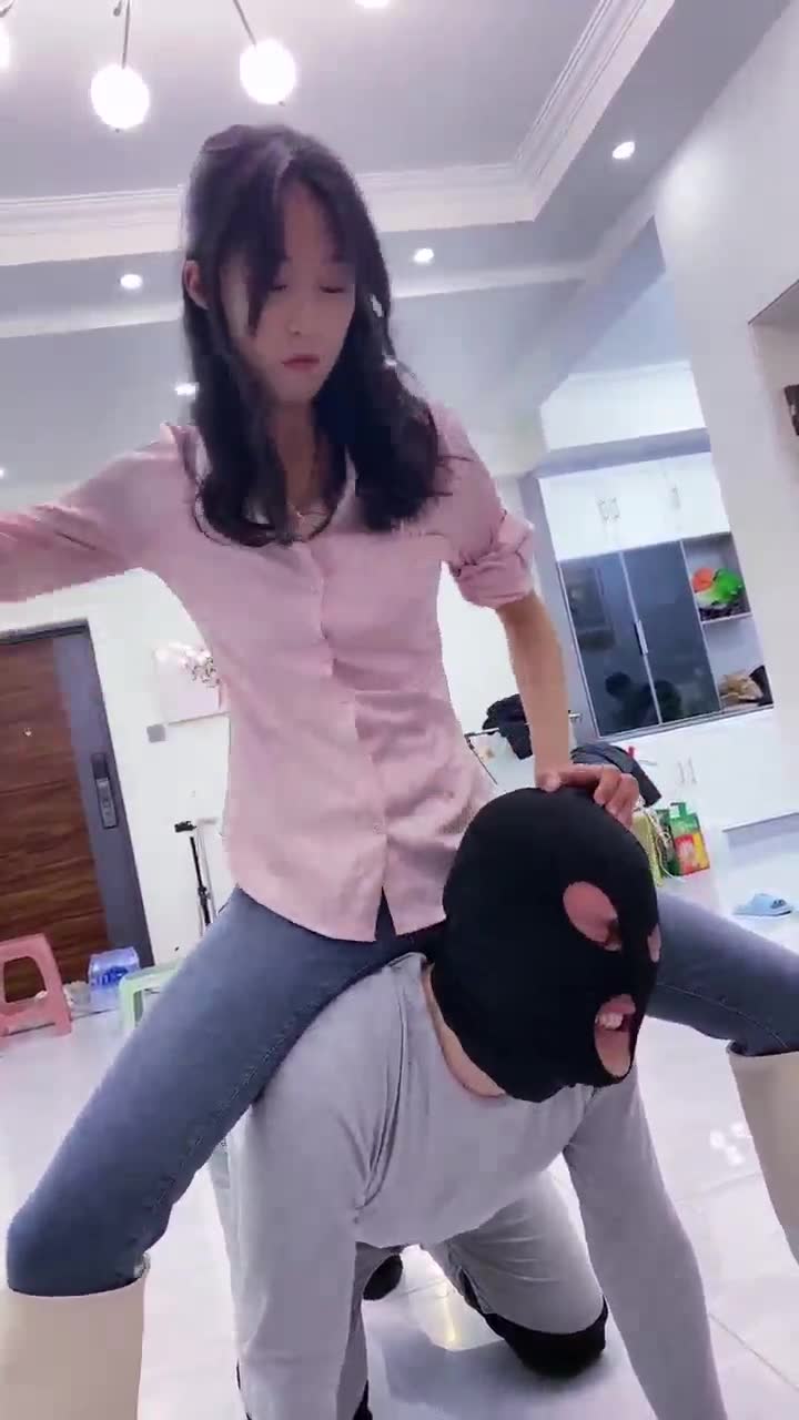 银儿 双胞胎女王 久违的扇耳光