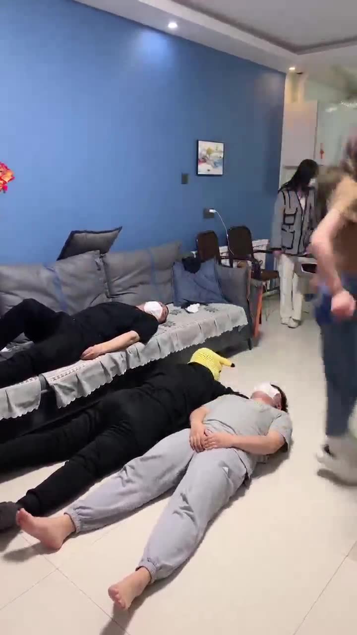 精神小妹 游戏 群踩踏