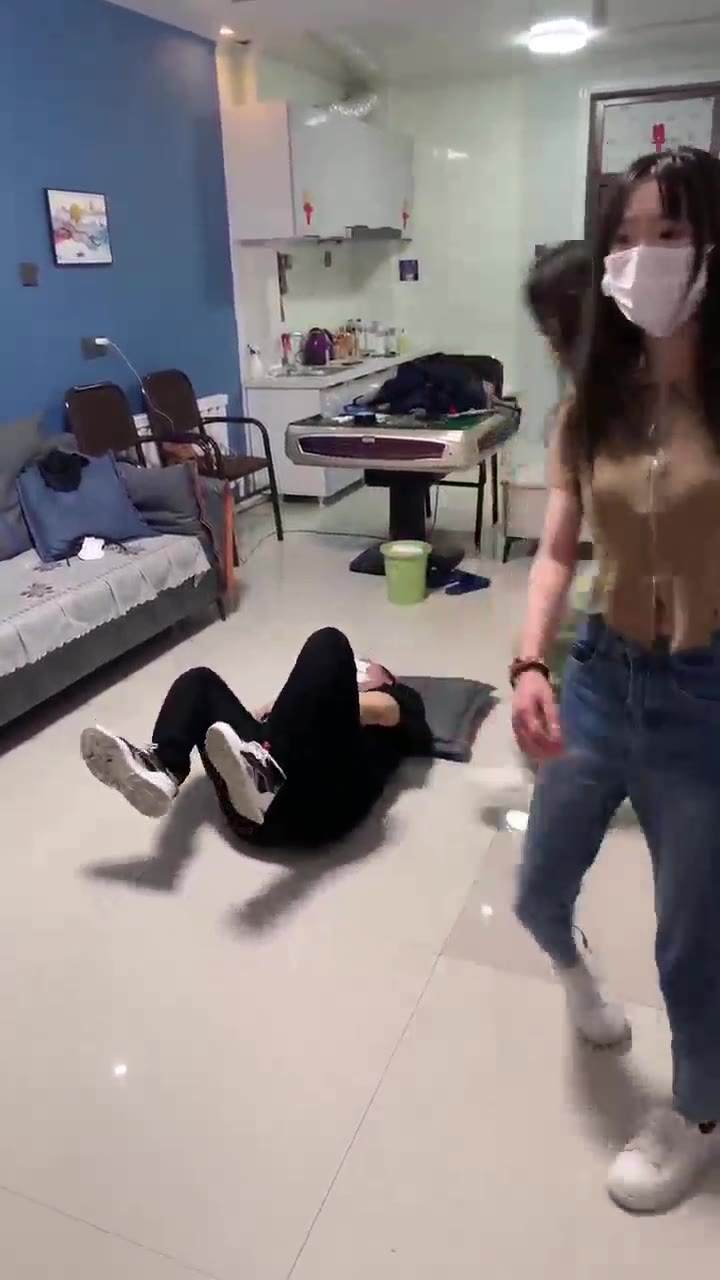 精神小妹 游戏 群踩踏