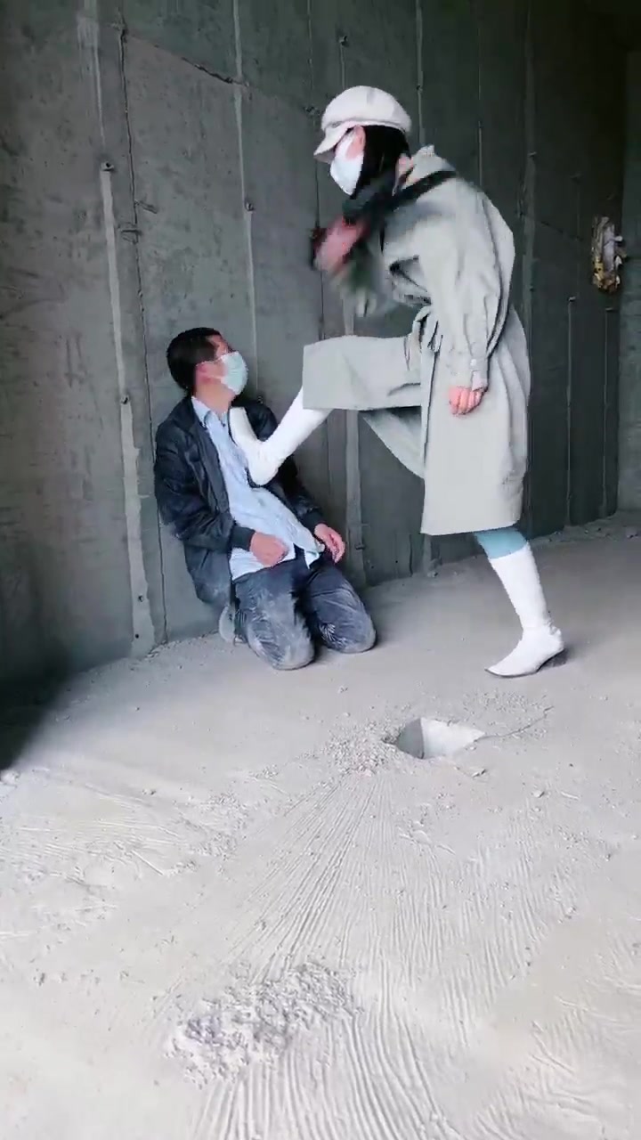 罗宾 剧情 欺负拾荒老头儿