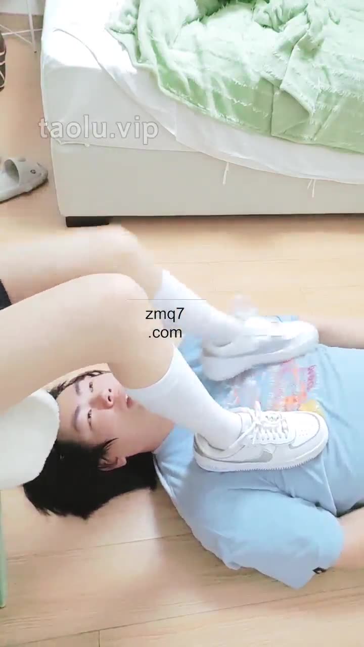 奶味小仙女 运动过后的汗脚喂食