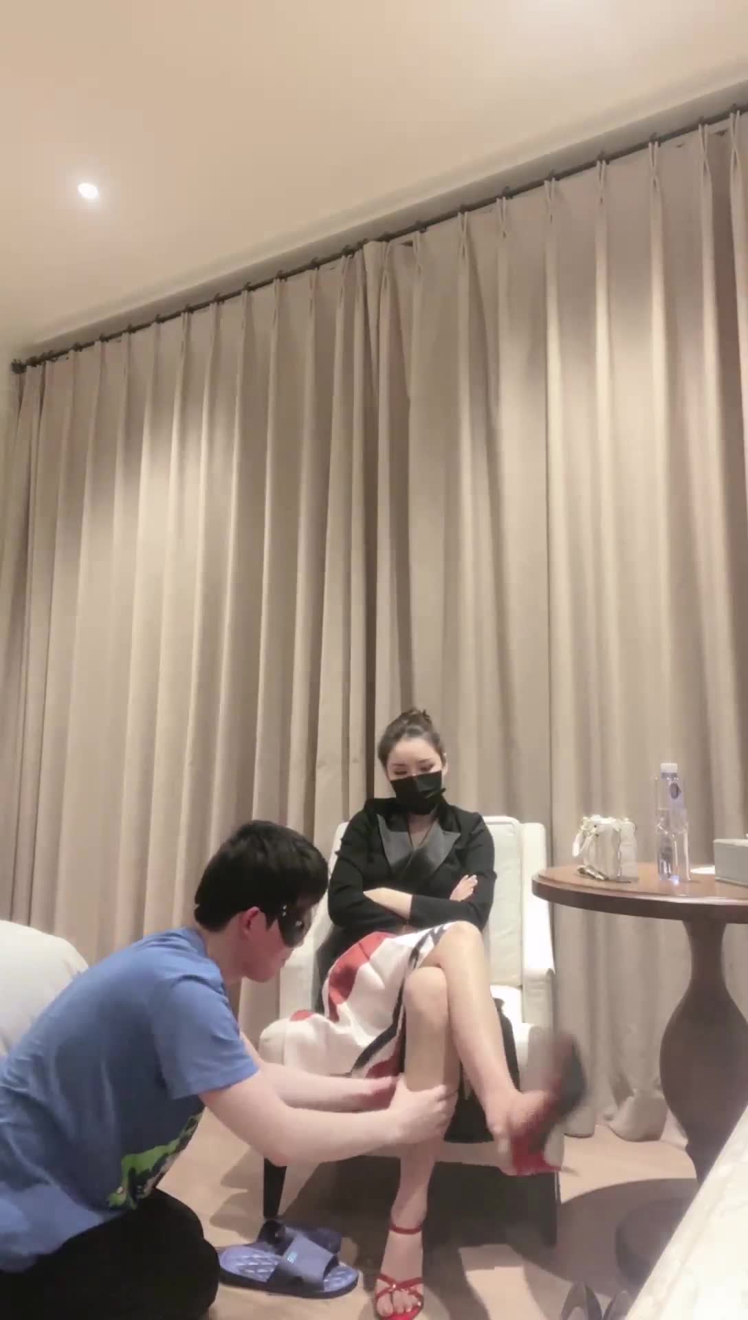 妆主 出差不顺心 回酒店发泄