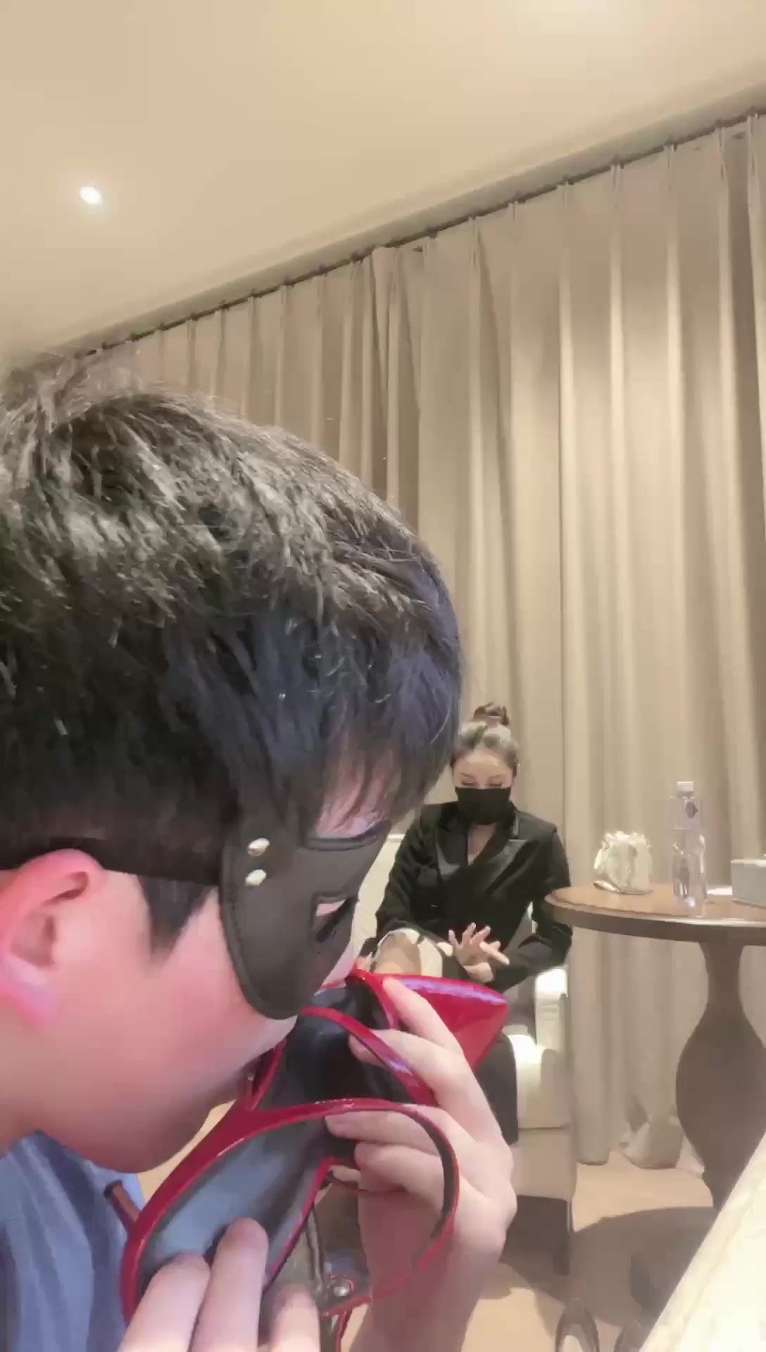 妆主 出差不顺心 回酒店发泄