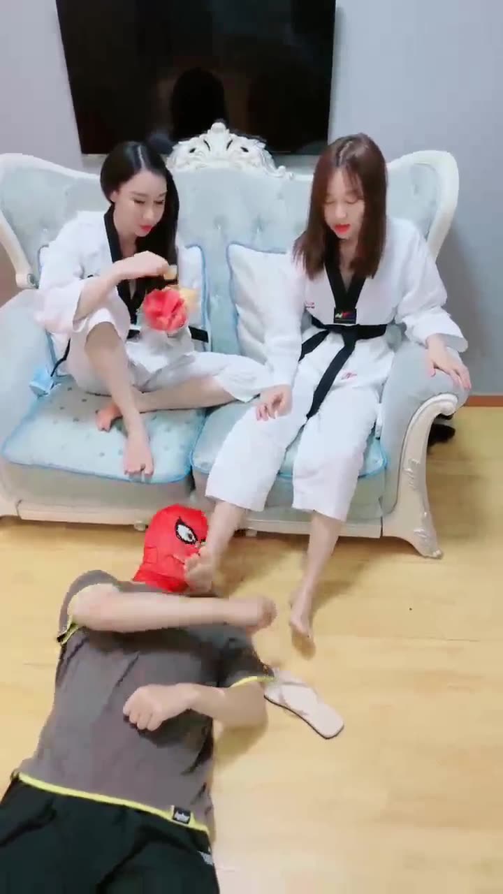 倪梵 脚奴伺候两位主子
