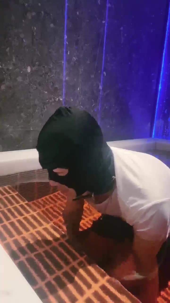 琪琪 泳衣 洗完温泉浴后舔脚