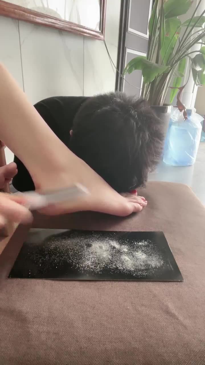 沅芷 脚奴吸食女主人的脚皮