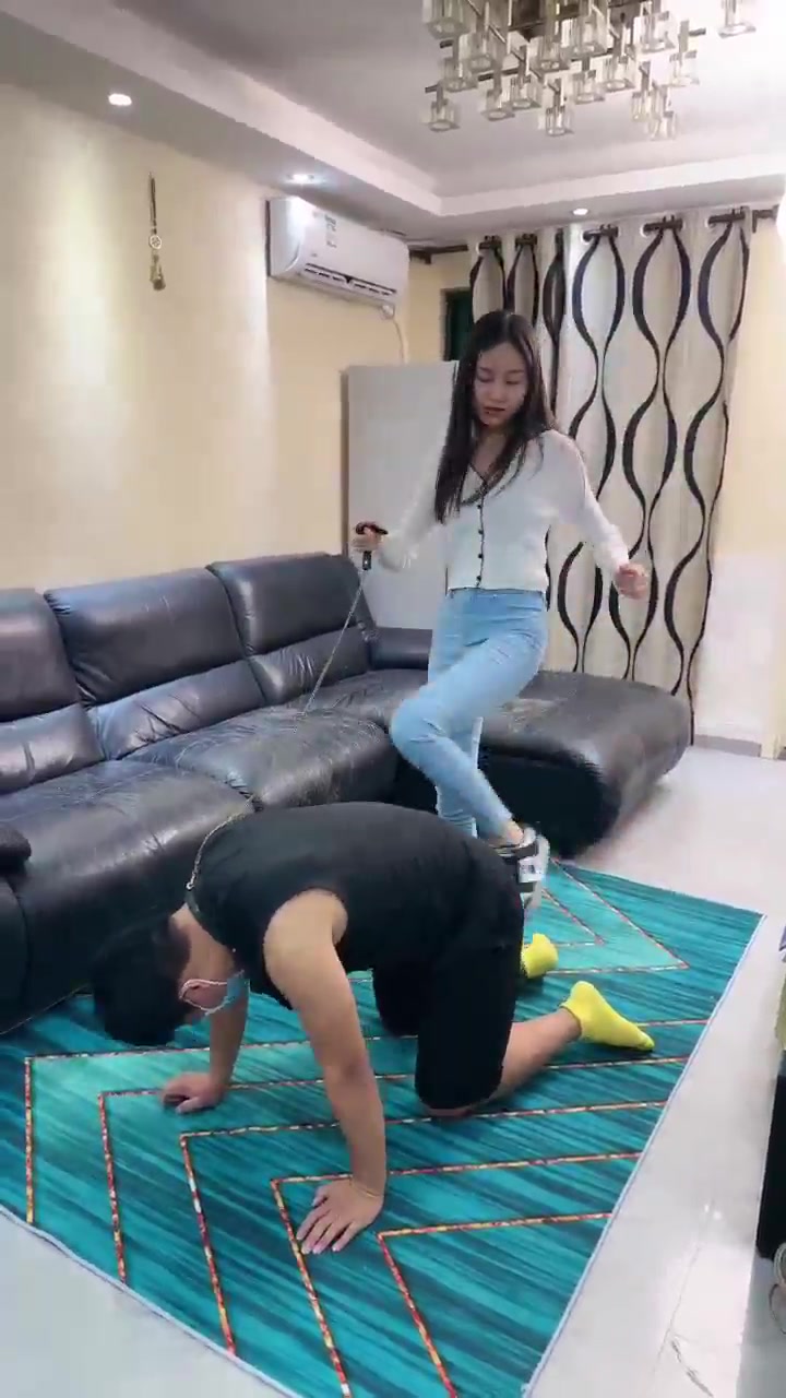 艾莉 骑狗夜巡 回家爆踹