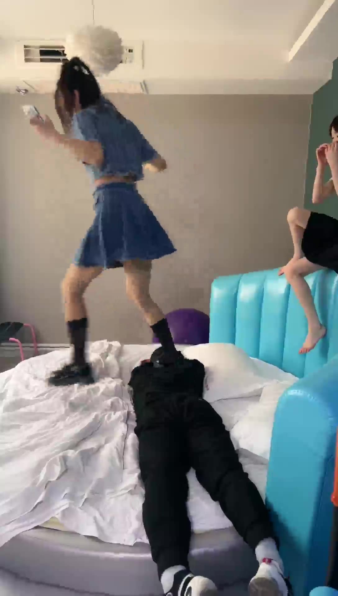 精神小妹 群殴变态的家奴