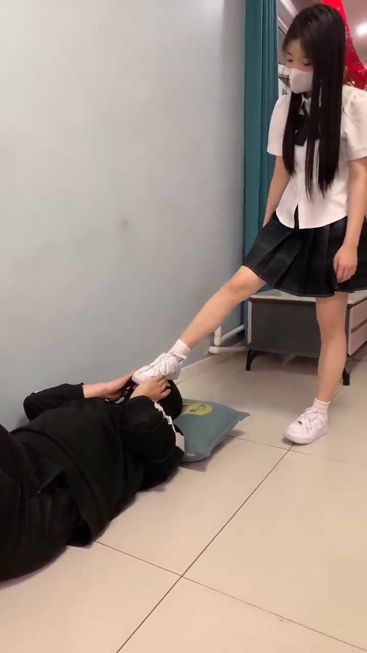 精神小妹 踹头 超暴力