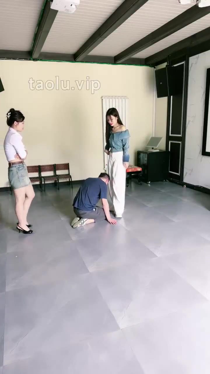 宫雪 暴力踢裆