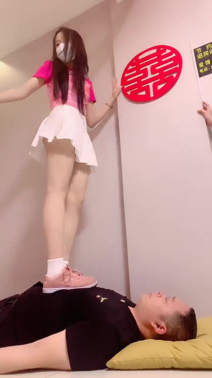 精神小妹 踩踏老奴