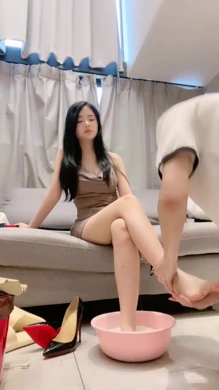 子琳 让狗喝掉女主人的洗脚水