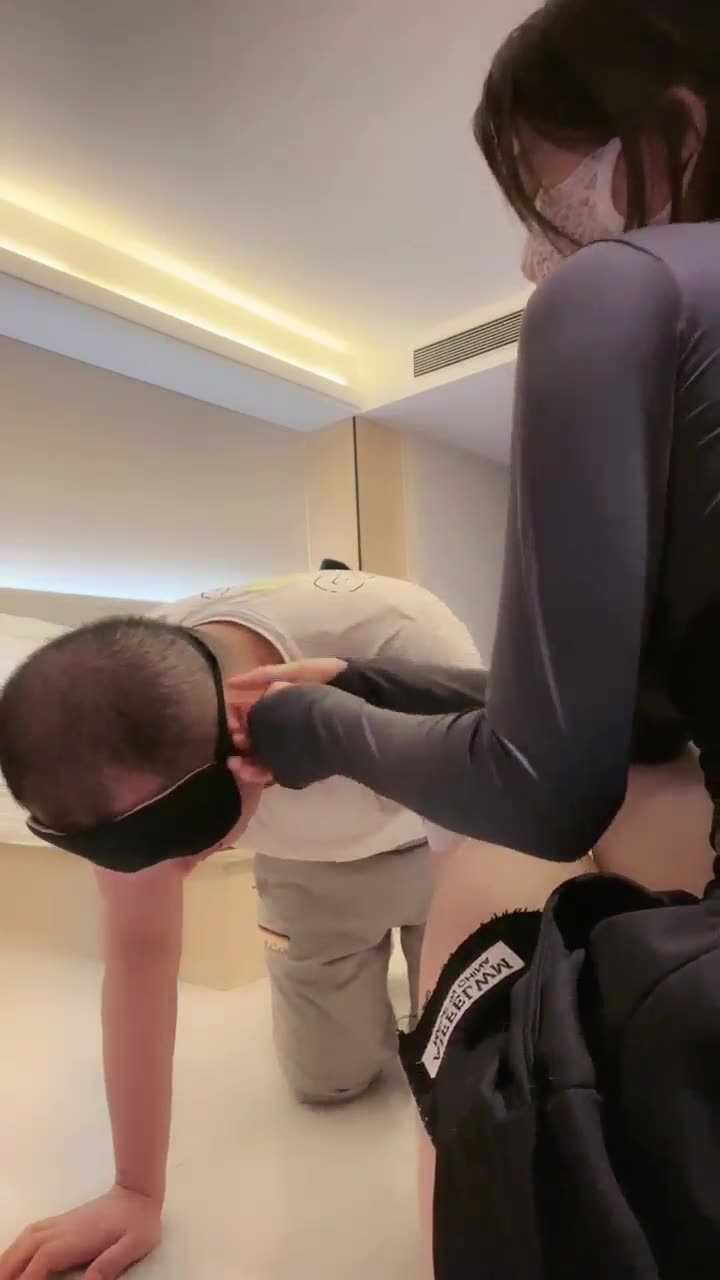 暴躁小溪 爬出来 揪耳朵