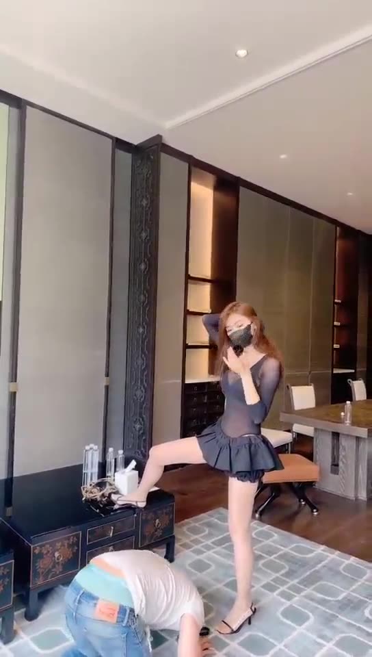 美美子 白富美惩罚家奴 遛狗 耳光 踩踏 喂食漱口水 深喉