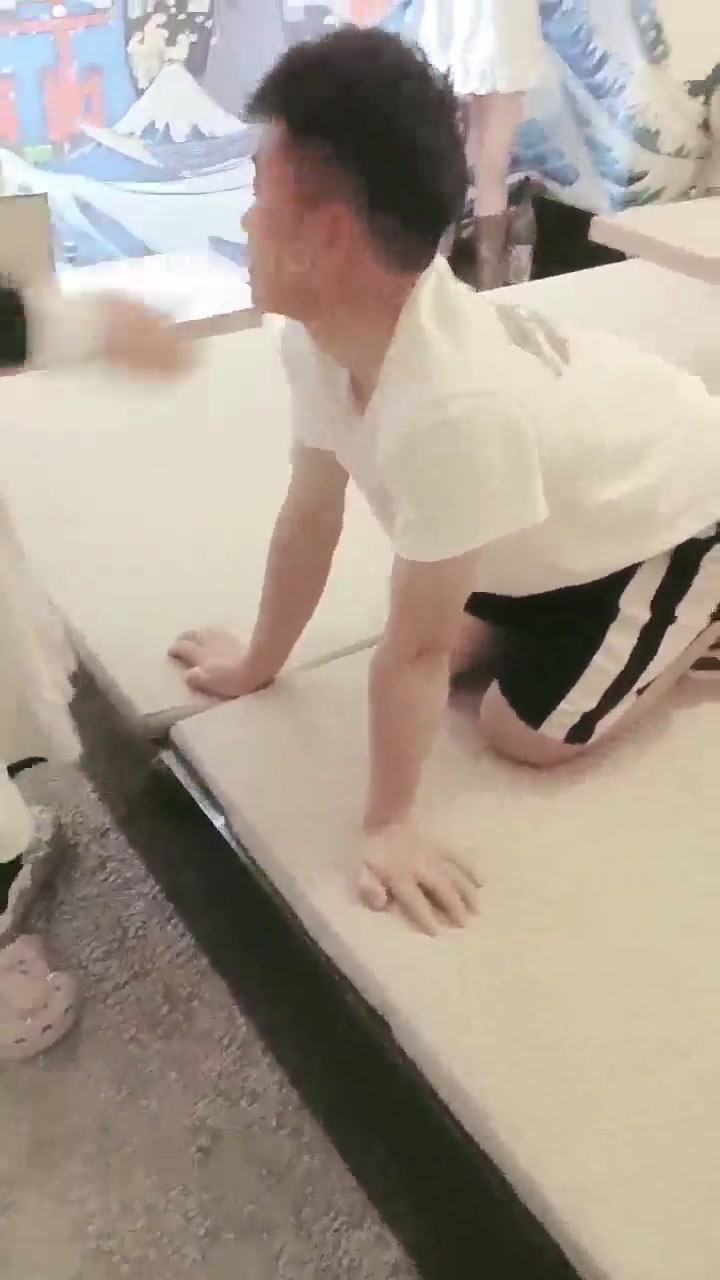 吴佳佳 女仆店の巴掌