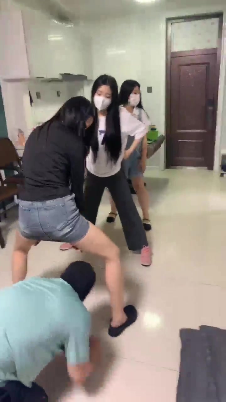 精神小妹 驯奴 踩踏 舔脚