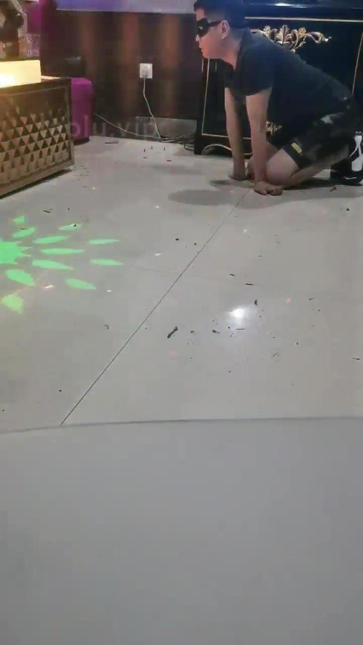 文文 多个小姐姐一起霸凌