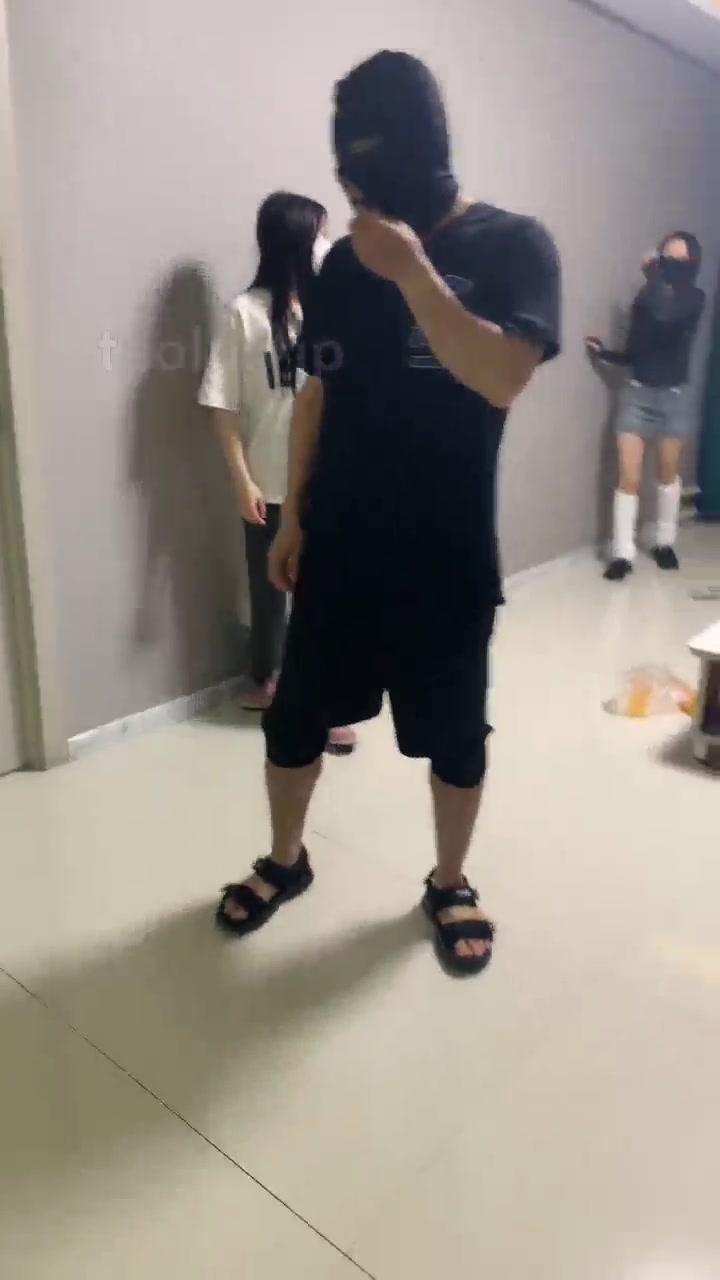 精神小妹 踢肚子 打耳光