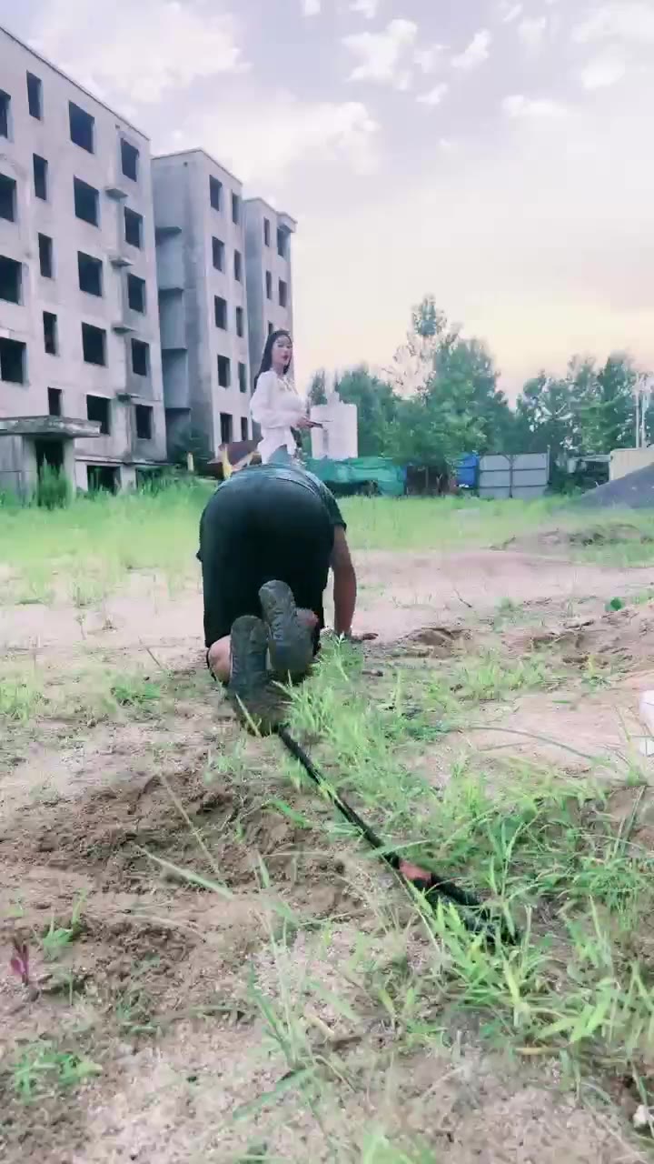 宸宸 户外调教 飞踹 强迫吃土