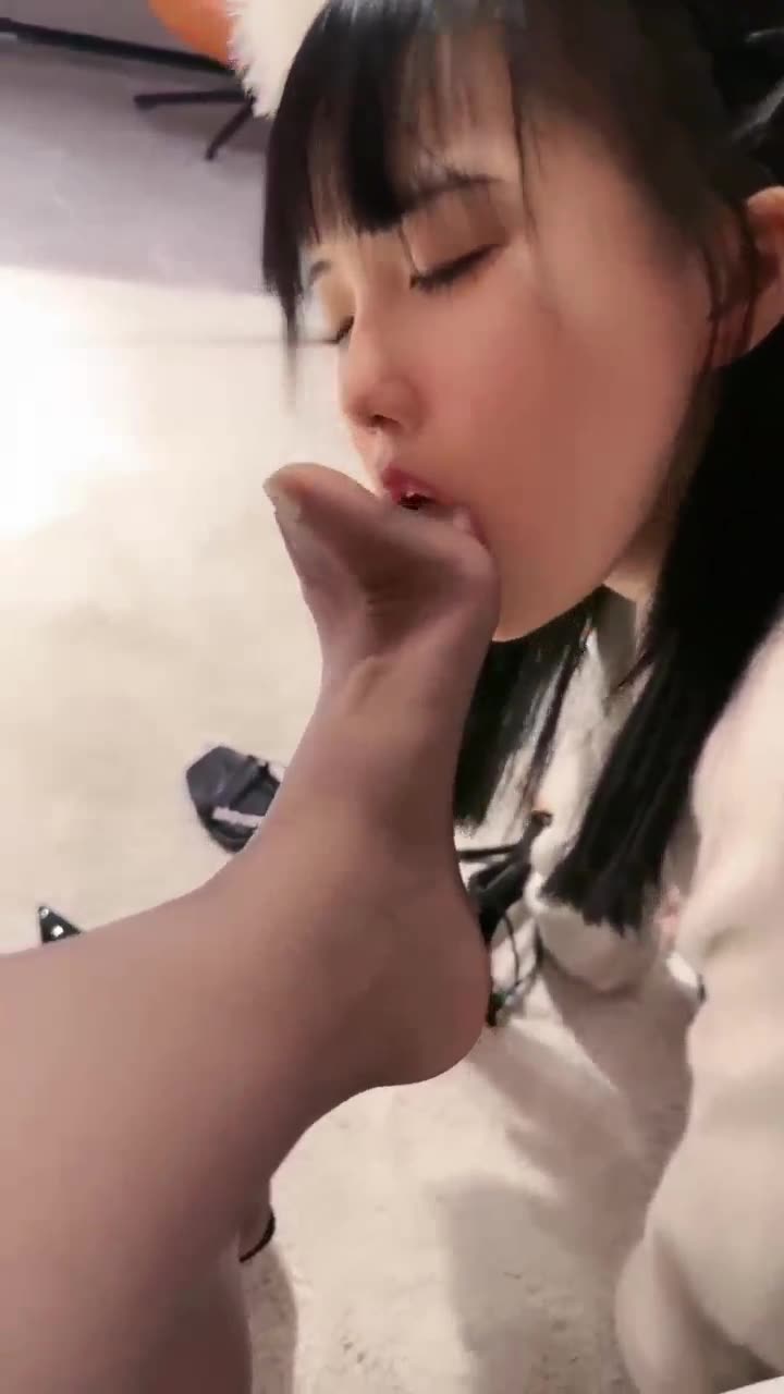 美美子 可爱的母畜 嘴叼高跟 闻舔黑丝脚